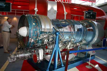 新的航空潤滑油如何換掉機器中舊的潤滑油？